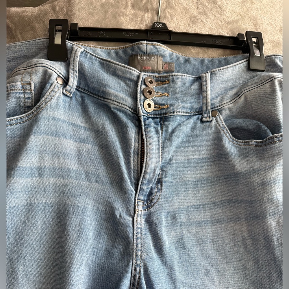 Torrid Women's Plus Size Jegging Light Blue Stretch Jeans Button Zip 22 Short
